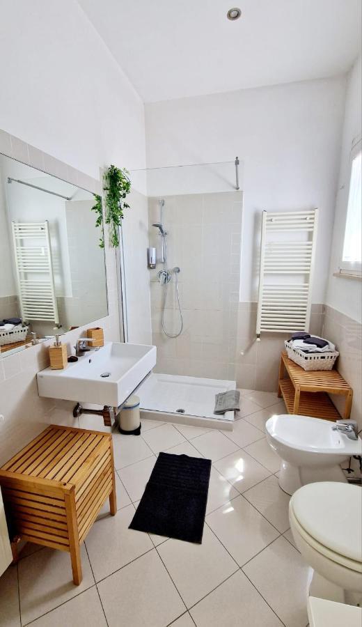 Almare - Sea Front Apartment Ливорно Екстериор снимка